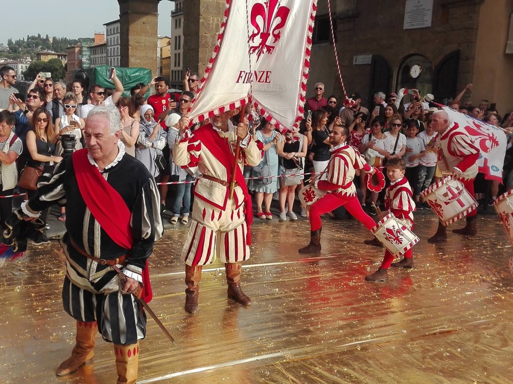 Sbandieratori durante evento Pitti Immagine